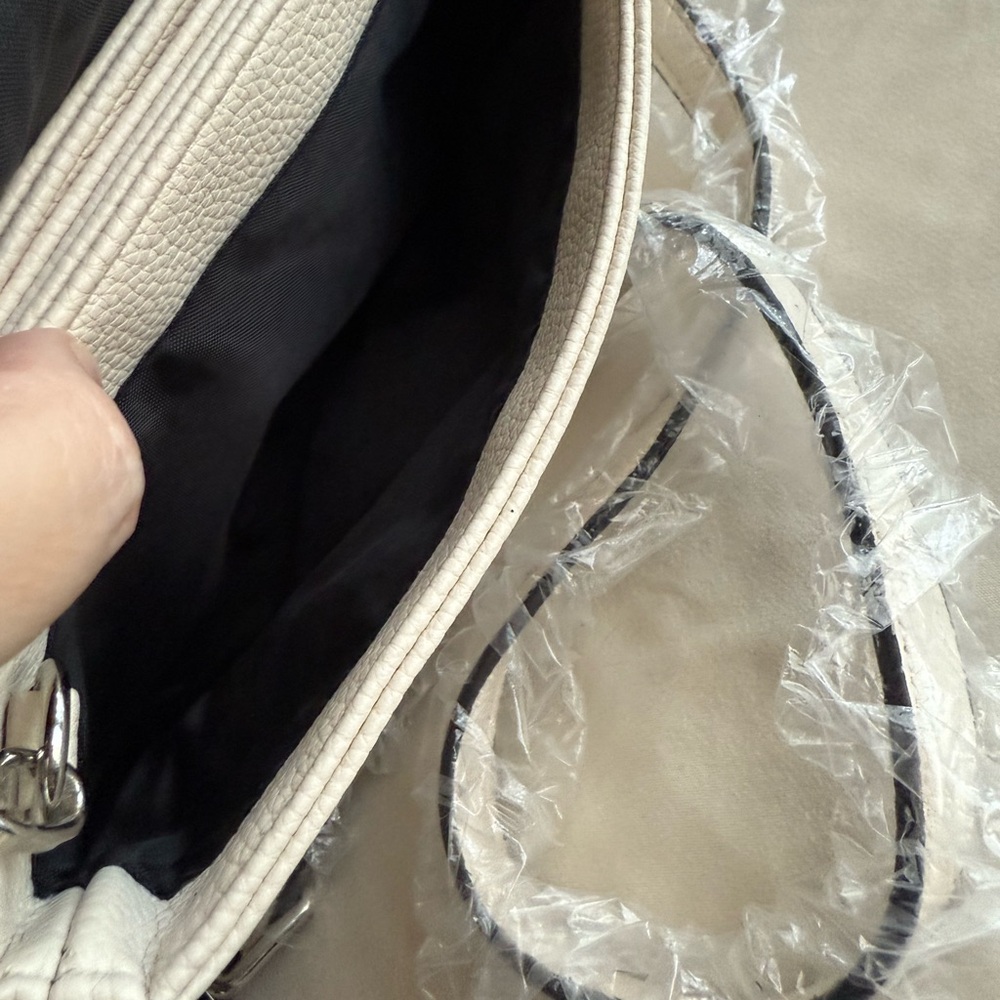 🔥 Fire Sale 🔥
NWT Tahari Cream Crossbody Bag with Silver Chain Strap - Picture 5 of 12